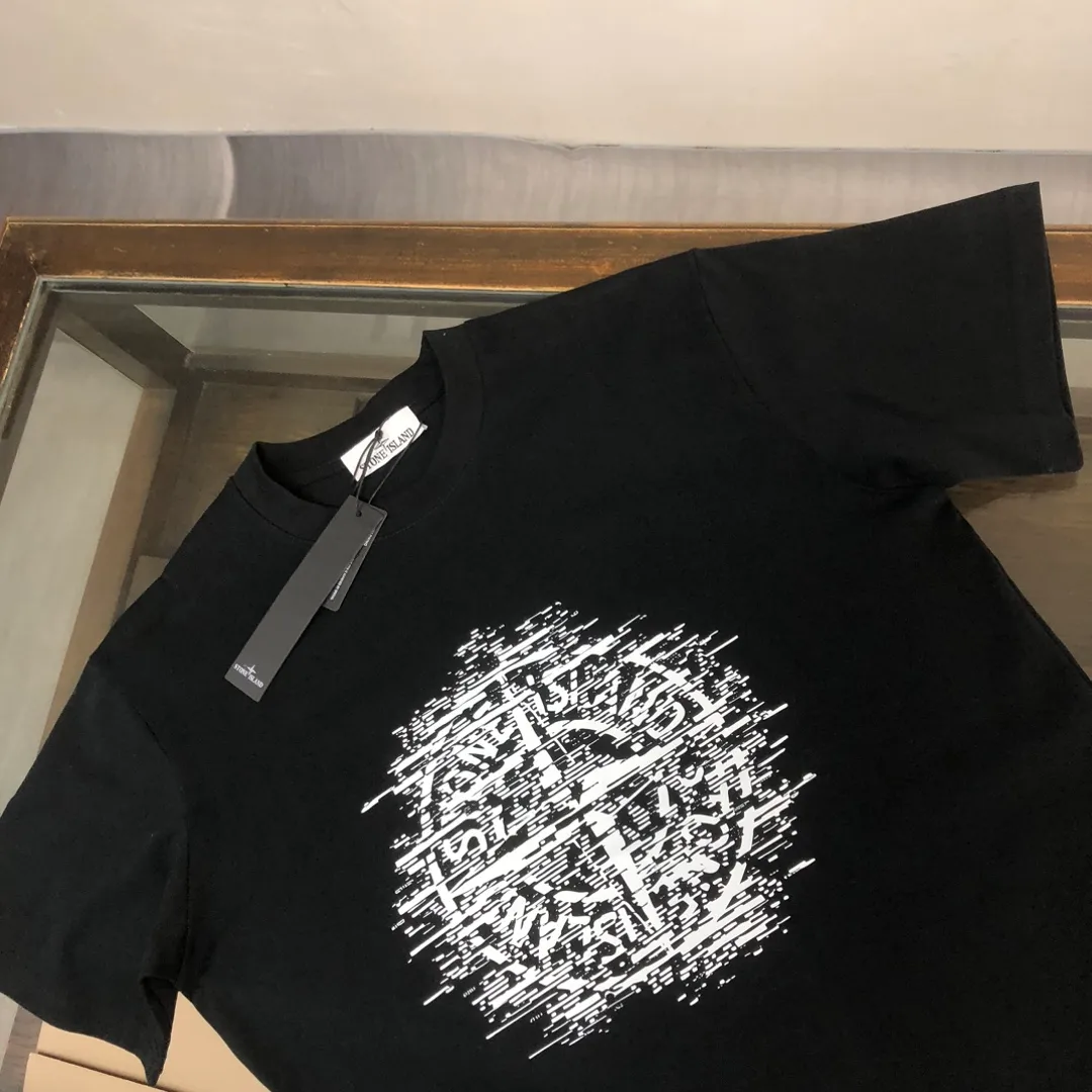 P180 Stone Island 2025 latest T-shirt, couple style ~ Original order, fashionable and casual short T-shirt, specially made of customized cotton fabric ~ Cotton T-shirt ~ Pre-washed to prevent deformation and shrinkage problem, more comfortable and breathable on the body ~ All available from stock ~ Unique design style, trendy must-have item, complete with three standards 👍 Color: black/white Size: S M L XL (larger version, please indicate your height and weight when placing an order)